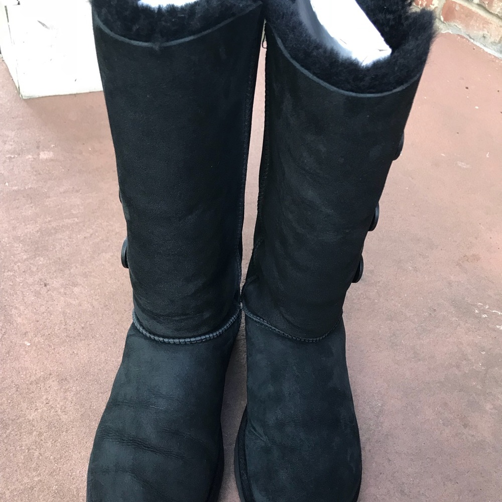 UGG Bailey button triplet size 11 in womens